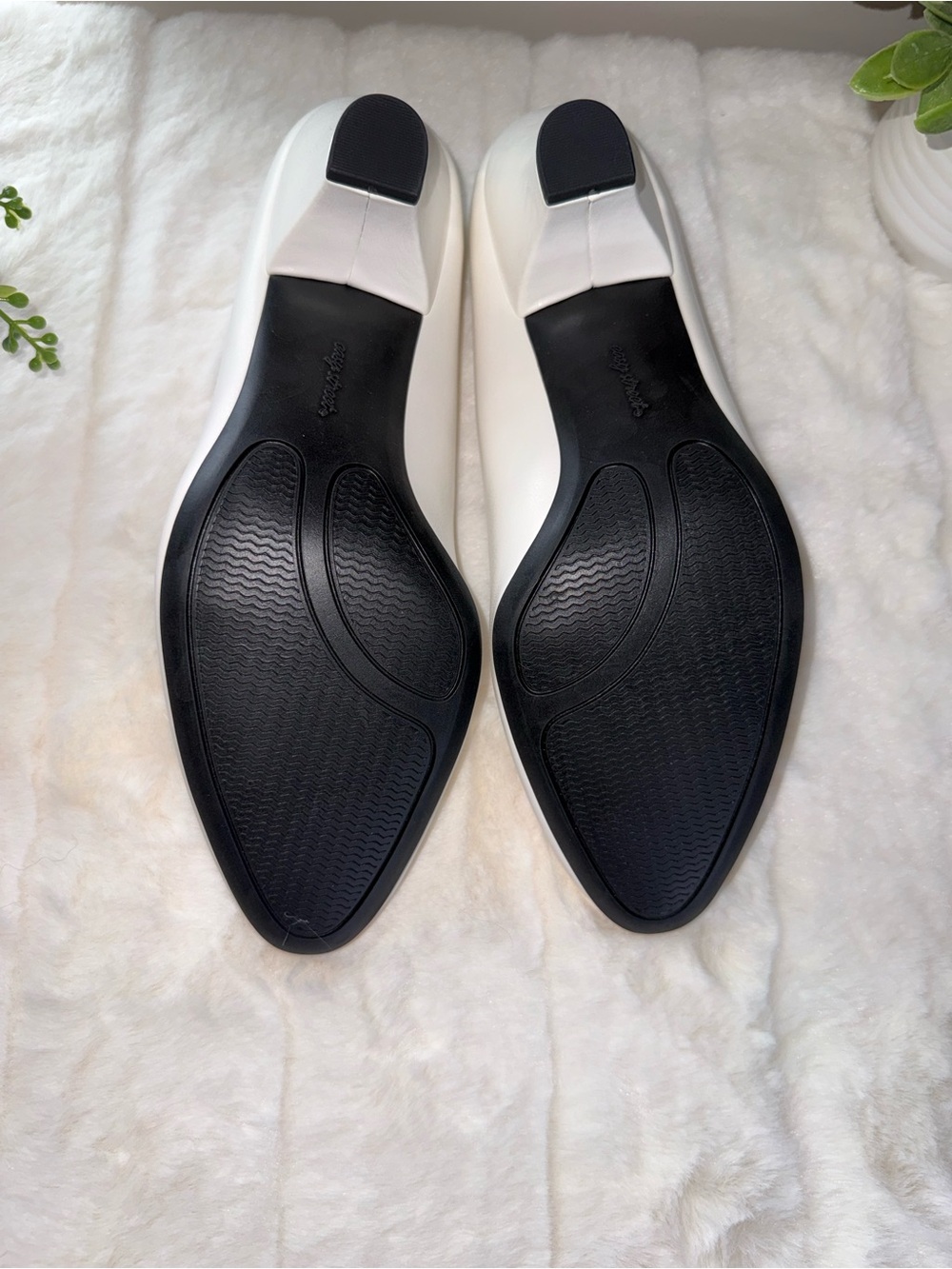 easy street White Smooth Round-Toe Pumps - Size 9W - Picture 7 of 8